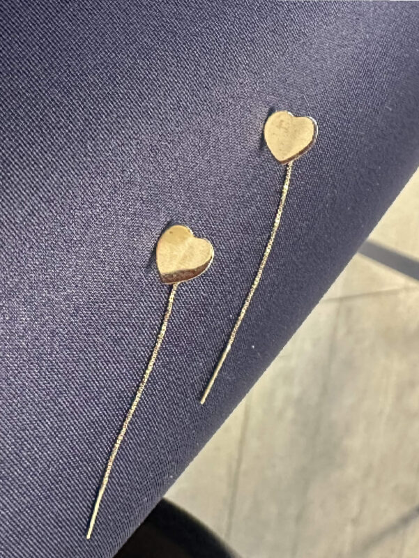 Brinco Fio Coração Flat em Ouro 18k B Gold Joias