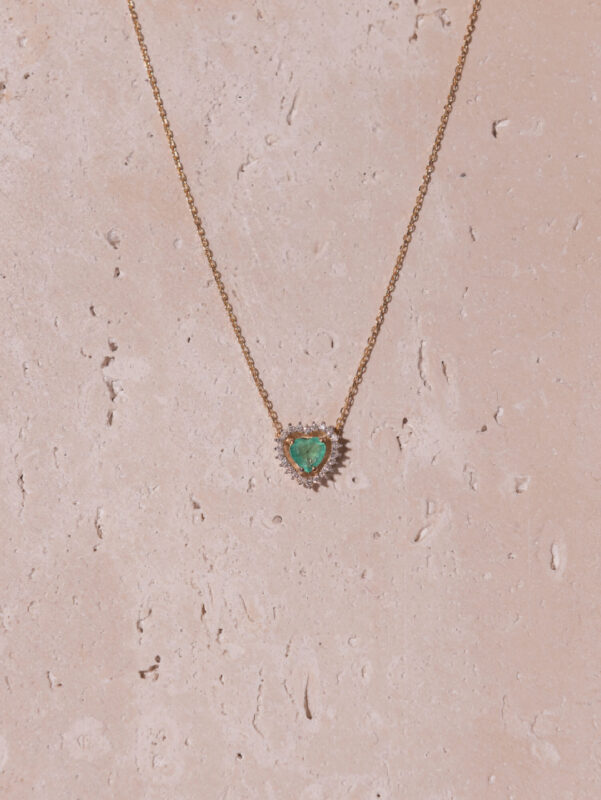 Colar coração de esmeralda cercado por brilhantes em ouro 18k.