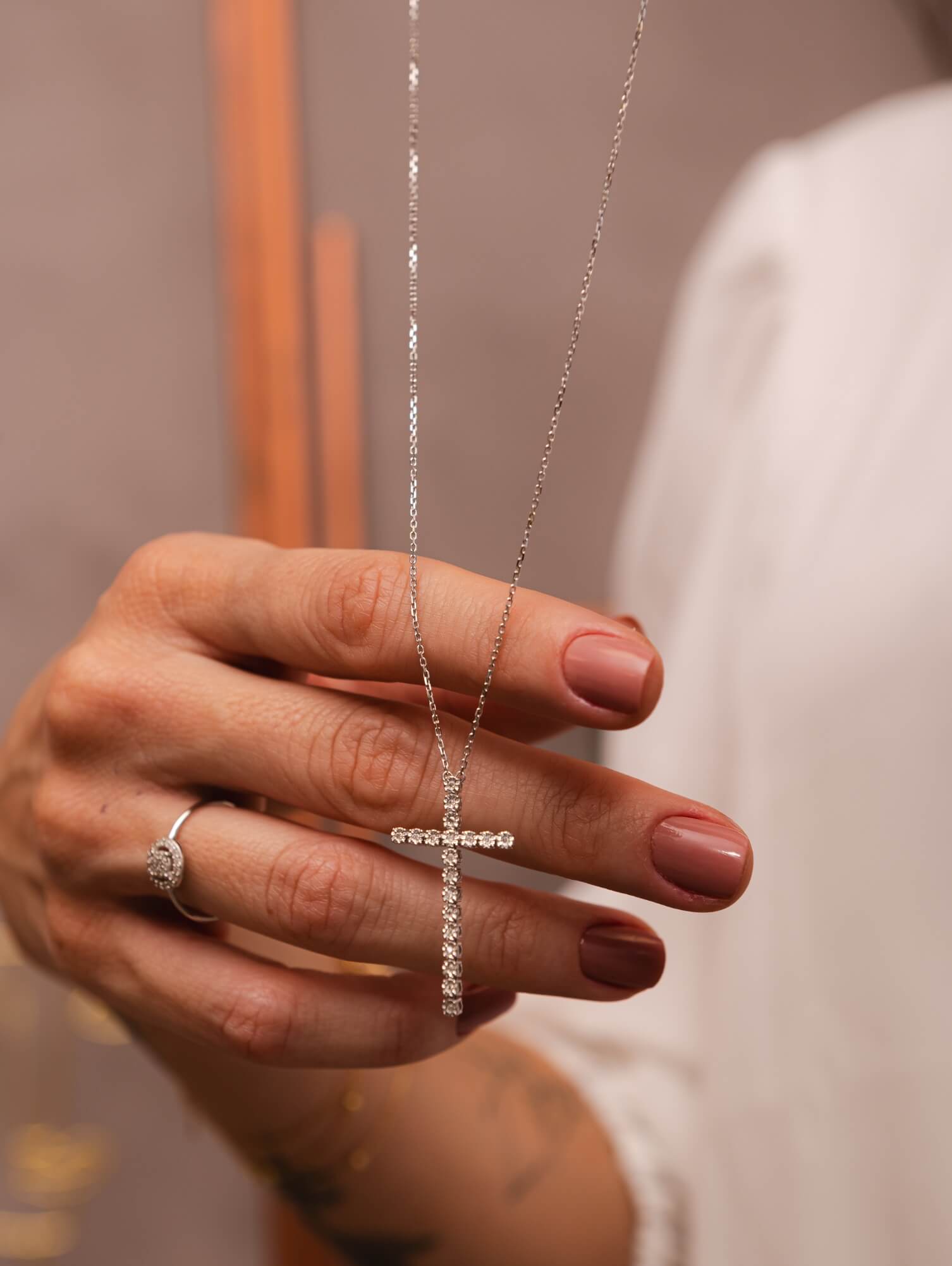 Colar Crucifixo Maleável com Diamantes