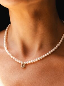 Colar de Pérolas Naturais com Prasiolita ou Iolita em Ouro 18k da B Gold Joias