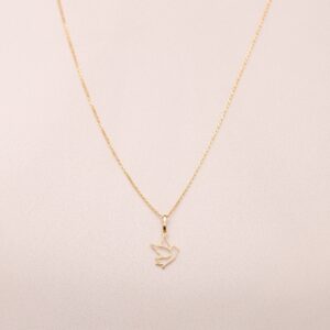 Pingente vazado do Divino Espírito Santo em ouro 18k sobre fundo neutro.
