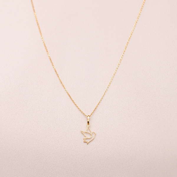 Pingente vazado do Divino Espírito Santo em ouro 18k sobre fundo neutro.