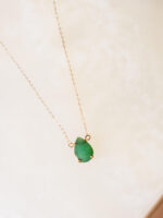 Colar comprido com esmeralda em formato de gota em ouro 18k