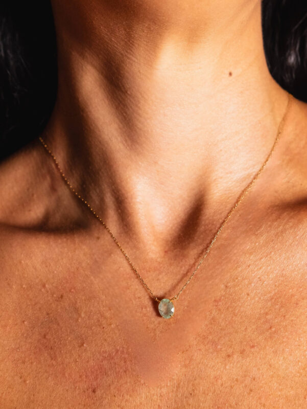 Colar Esmeralda Oval Clara em ouro 18k com pedra natural oval