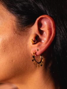 Argola Mini Corações Chapinha em Ouro18k com medalhinhas de coração – B Gold Joias