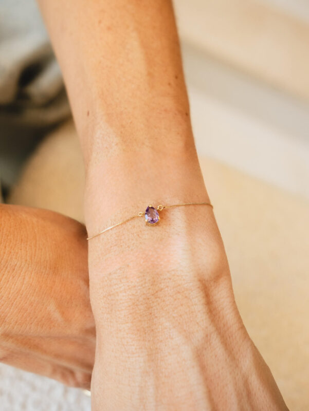 pulseira com ametista em formato de gota em ouro18k