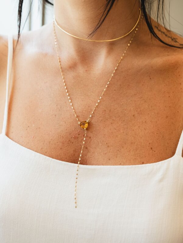 Colar gravatinha com citrino Trillion em corrente coffee de ouro18k – B Gold Joias