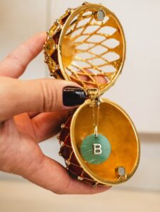 pingente amazonita com inicial em ouro 18k