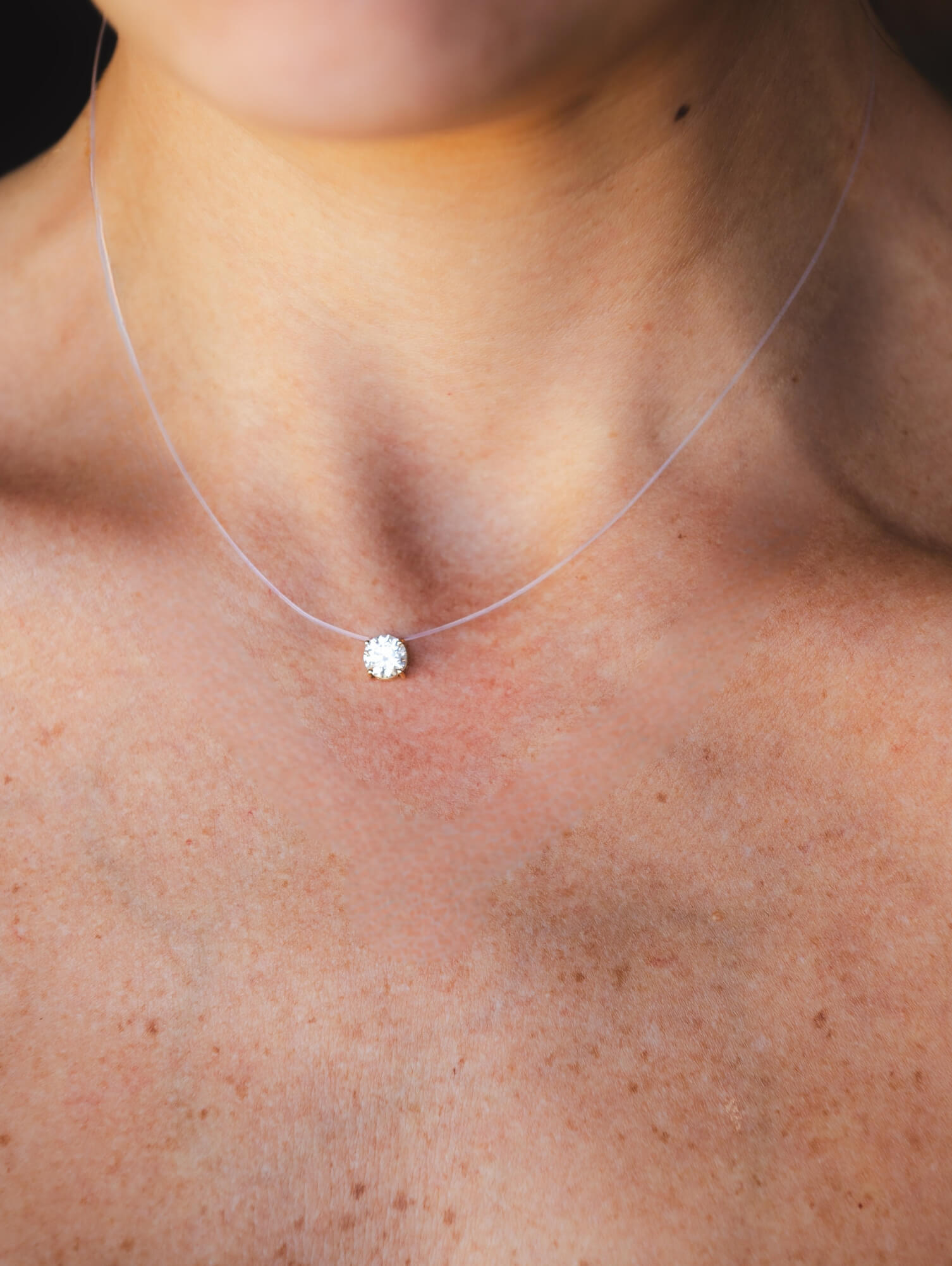 Colar ponto de luz com moissanite 6mm, nylon invisível e ouro 18k B Gold Joias