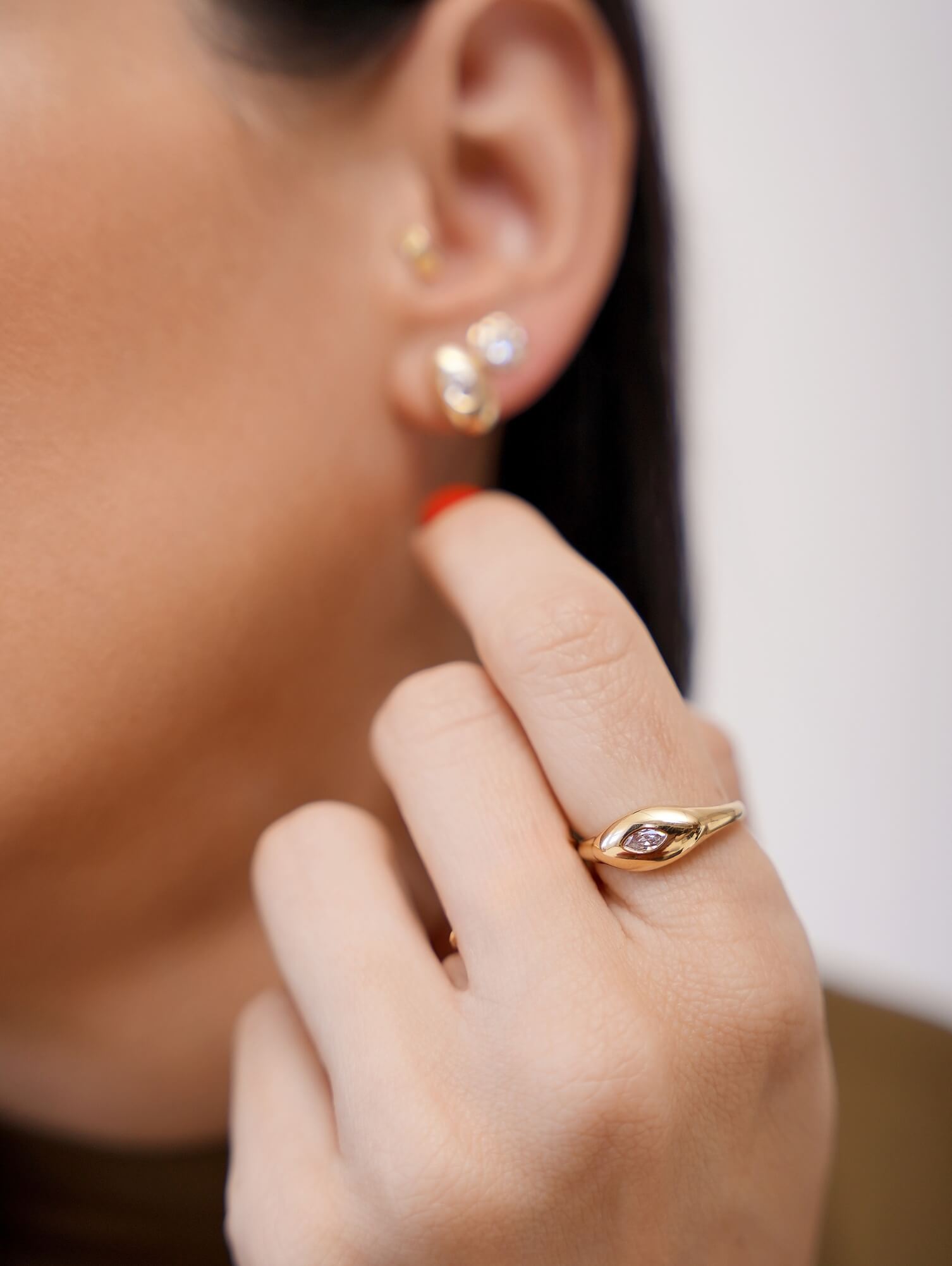 anel bold oval com topázio incolor em ouro 18k no dedo indicador