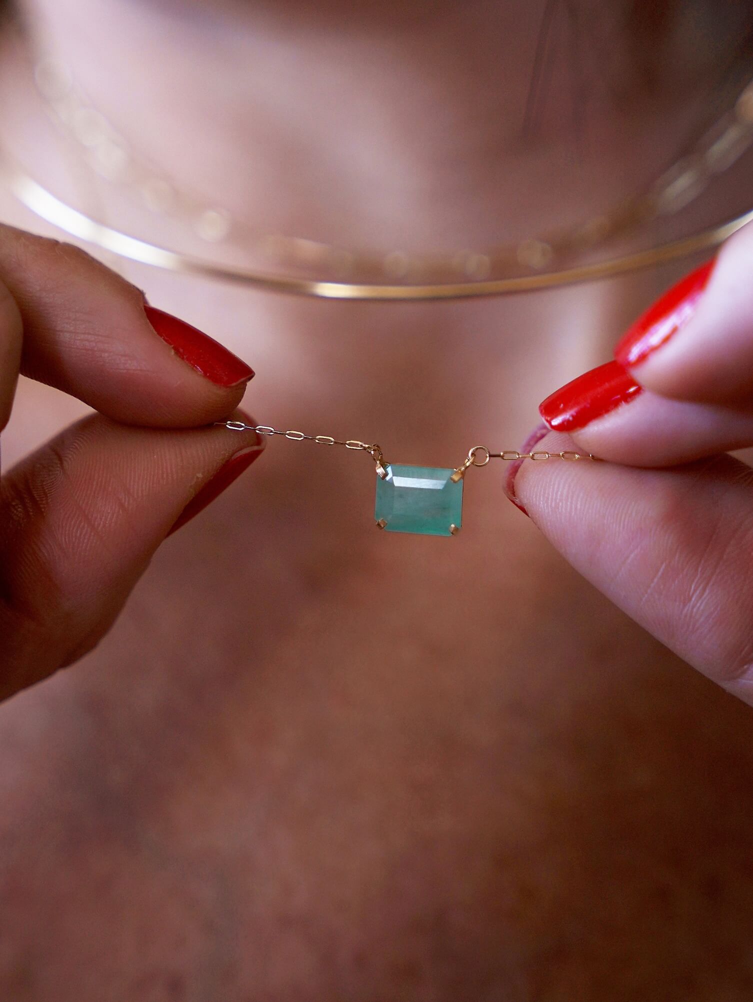 colar com esmeralda retangular clara em corrente de ouro 18k