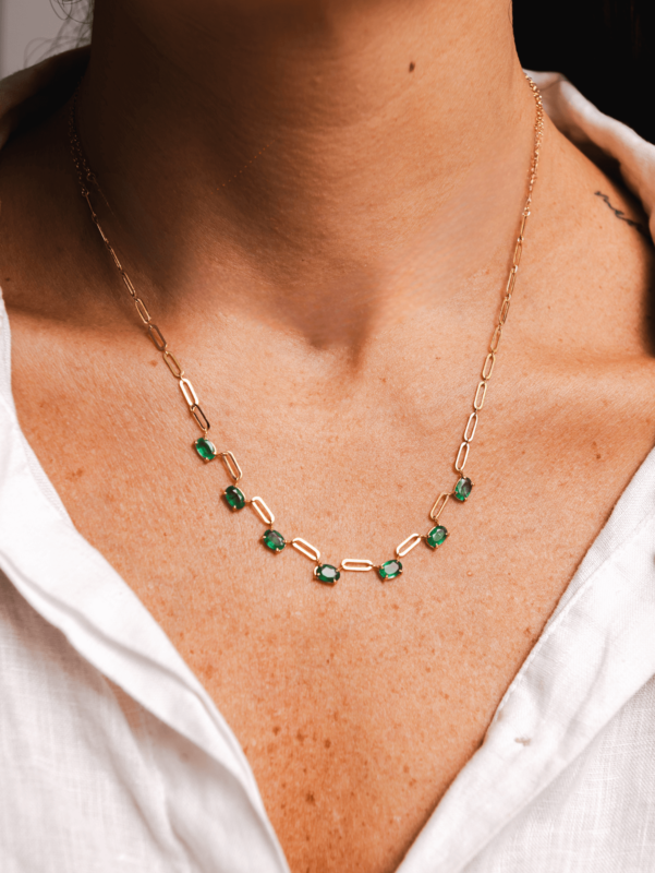 Colar elos com 7 esmeraldas ovais em ouro 18k com corrente portuguesa, elegante e sofisticado.