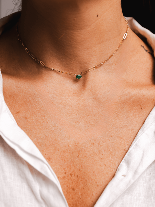 Colar com elos em ouro 18k e esmeralda central oval, elegante e ajustável.