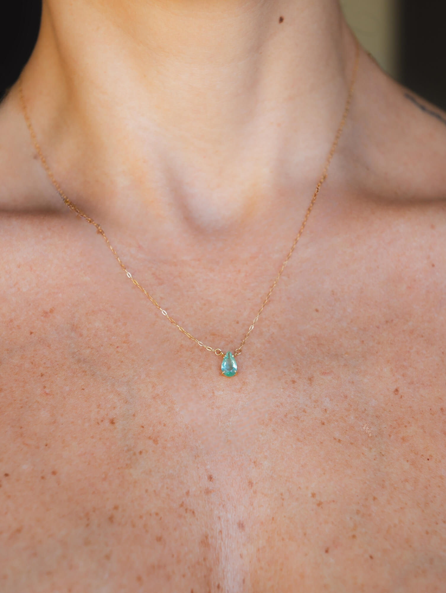 Colar esmeralda clara em formato de gota, ouro 18k, corrente Cartier regulável, joia elegante e sofisticada.