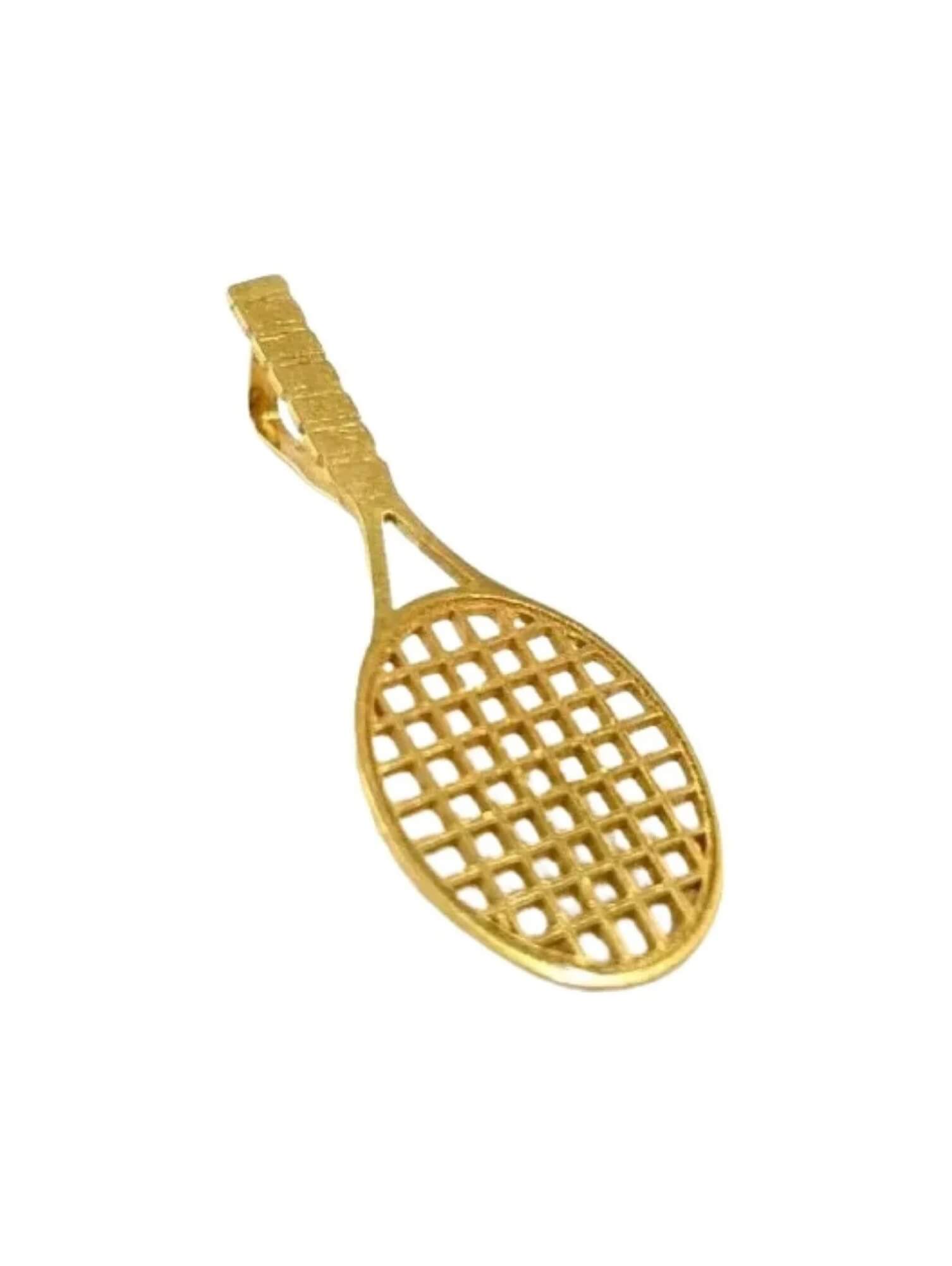 Pingente em forma de raquete de tênis em ouro 18k sobre fundo neutro.