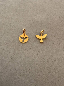 Pingente divino em ouro 18k com design delicado e simbólico.