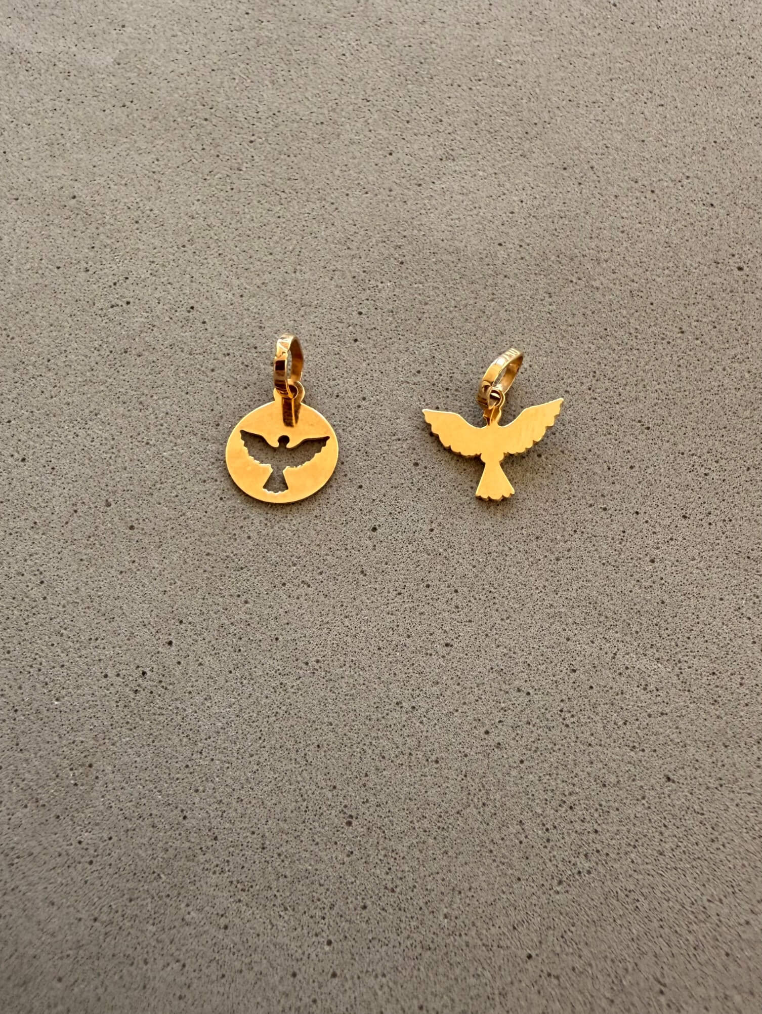 Pingente divino em ouro 18k com design delicado e simbólico.