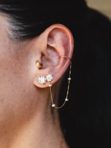 Piercing de pressão fio de pérolas naturais em ouro 18k, joia delicada e sofisticada.