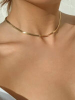 Colar Fita em ouro 18k, design elegante e versátil, usado sozinho ou com pingentes.