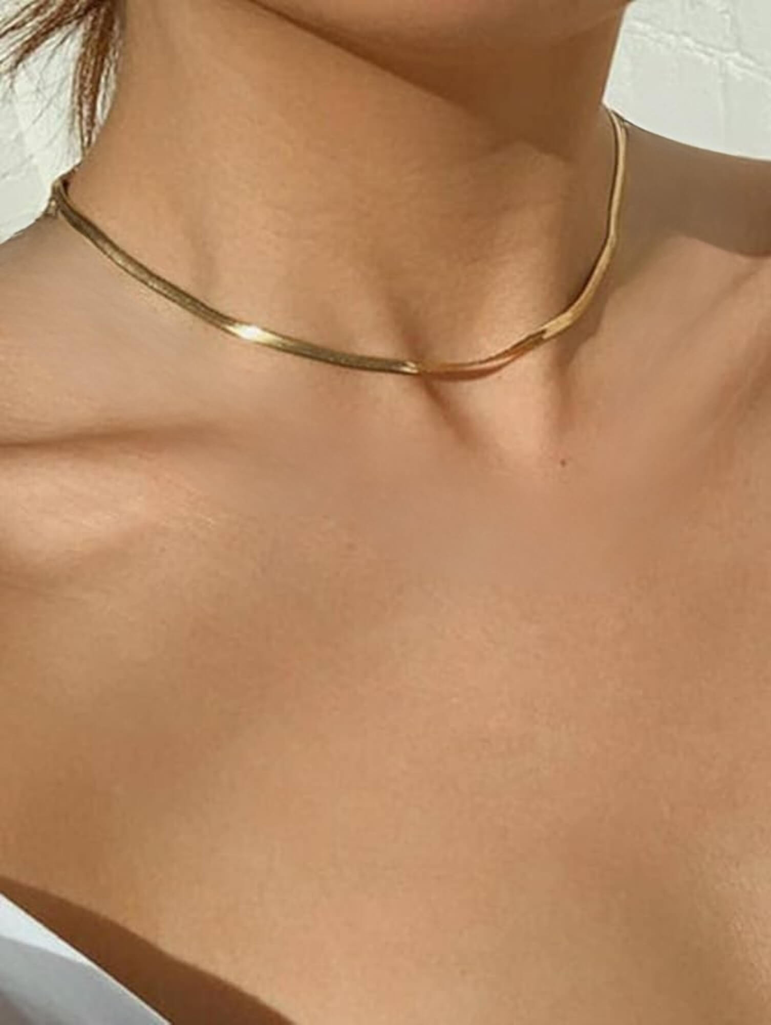 Colar Fita em ouro 18k, design elegante e versátil, usado sozinho ou com pingentes.