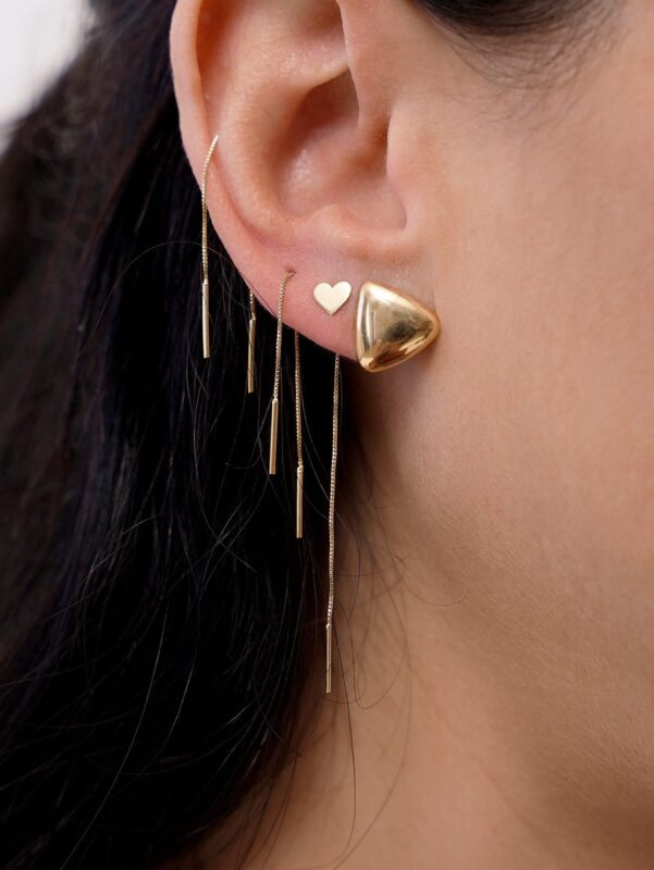 brinco bold trillion em ouro 18k em formato triangular polido dentro da caixa de veludo