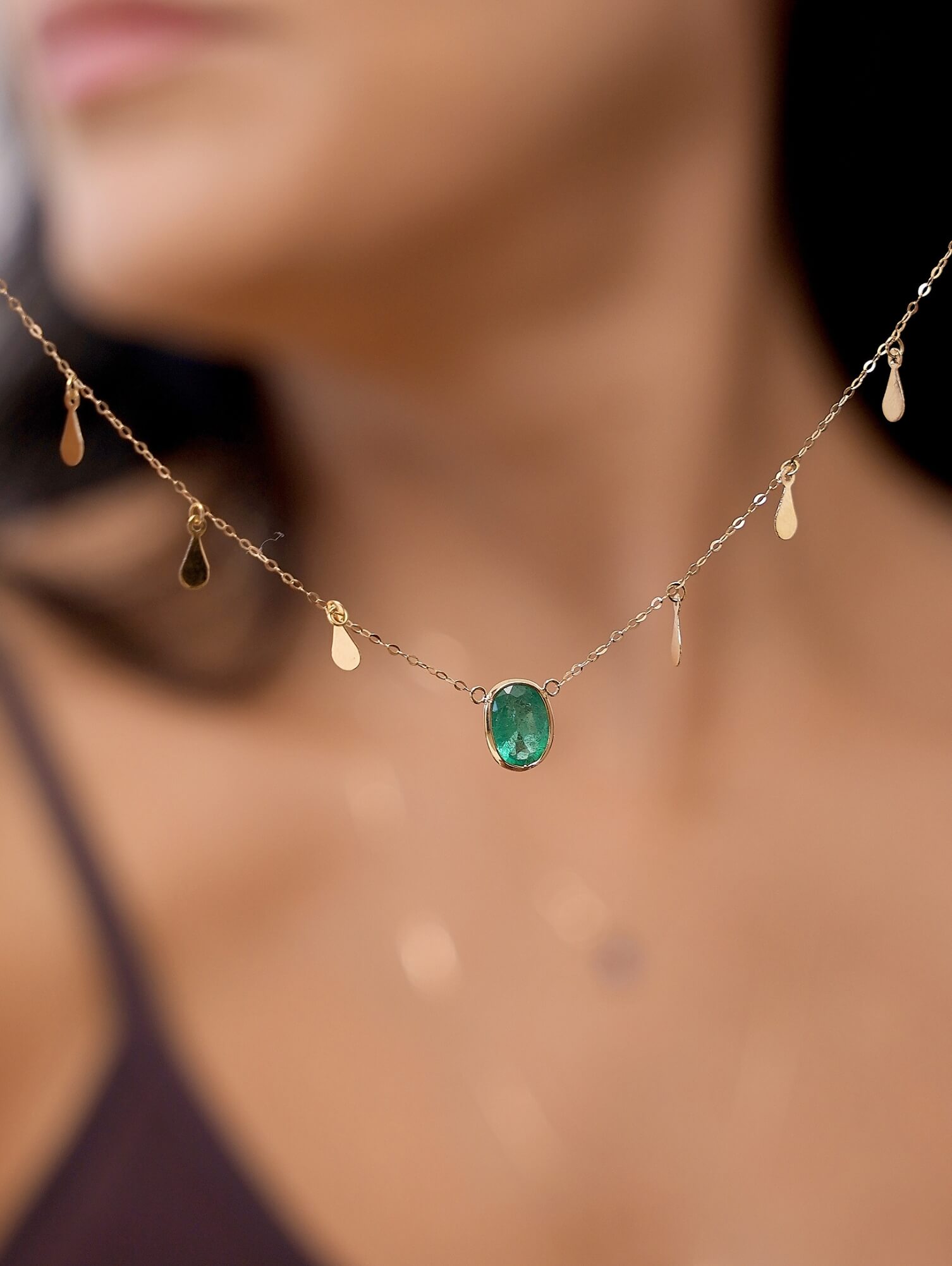 colar de ouro 18k com pedra esmeralda castroada e pingentes em forma de gotinhas