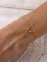 pulseira coração vazado em ouro 18k no pulso feminino