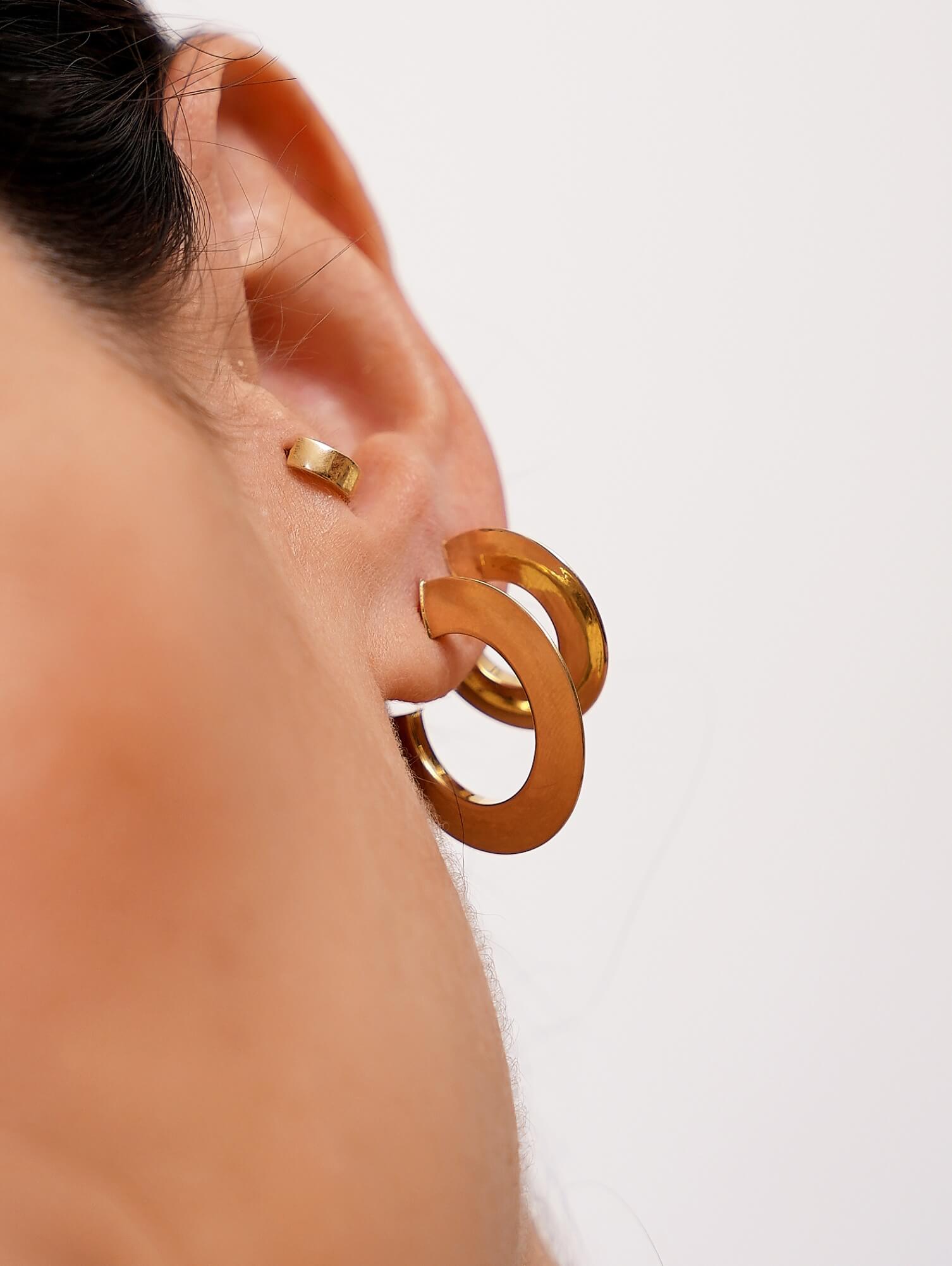 brinco argola fita em ouro 18k disponível em dois tamanhos na orelha