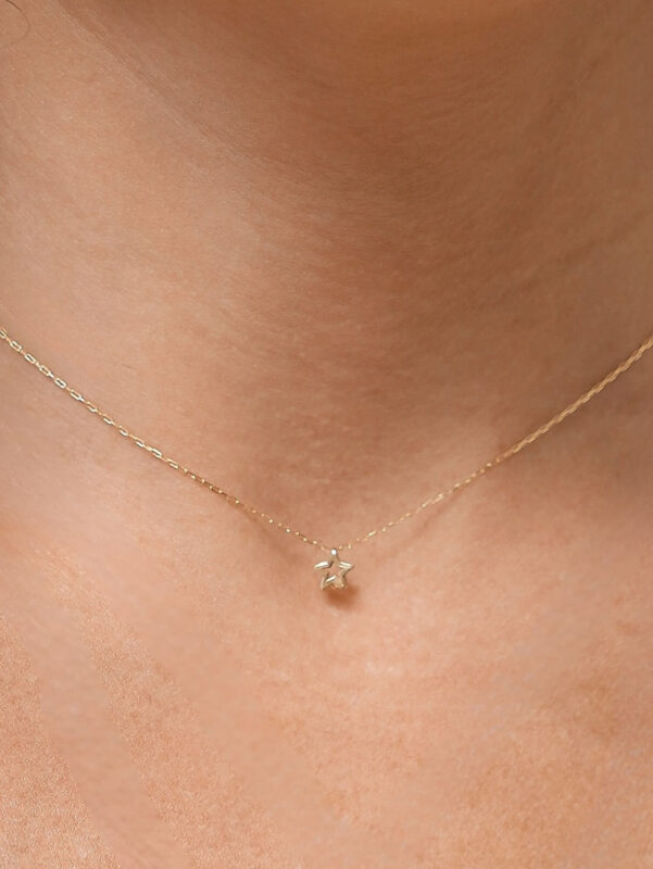 colar estrelinha 3D em ouro 18k no colo feminino, corrente delicada de 40 cm