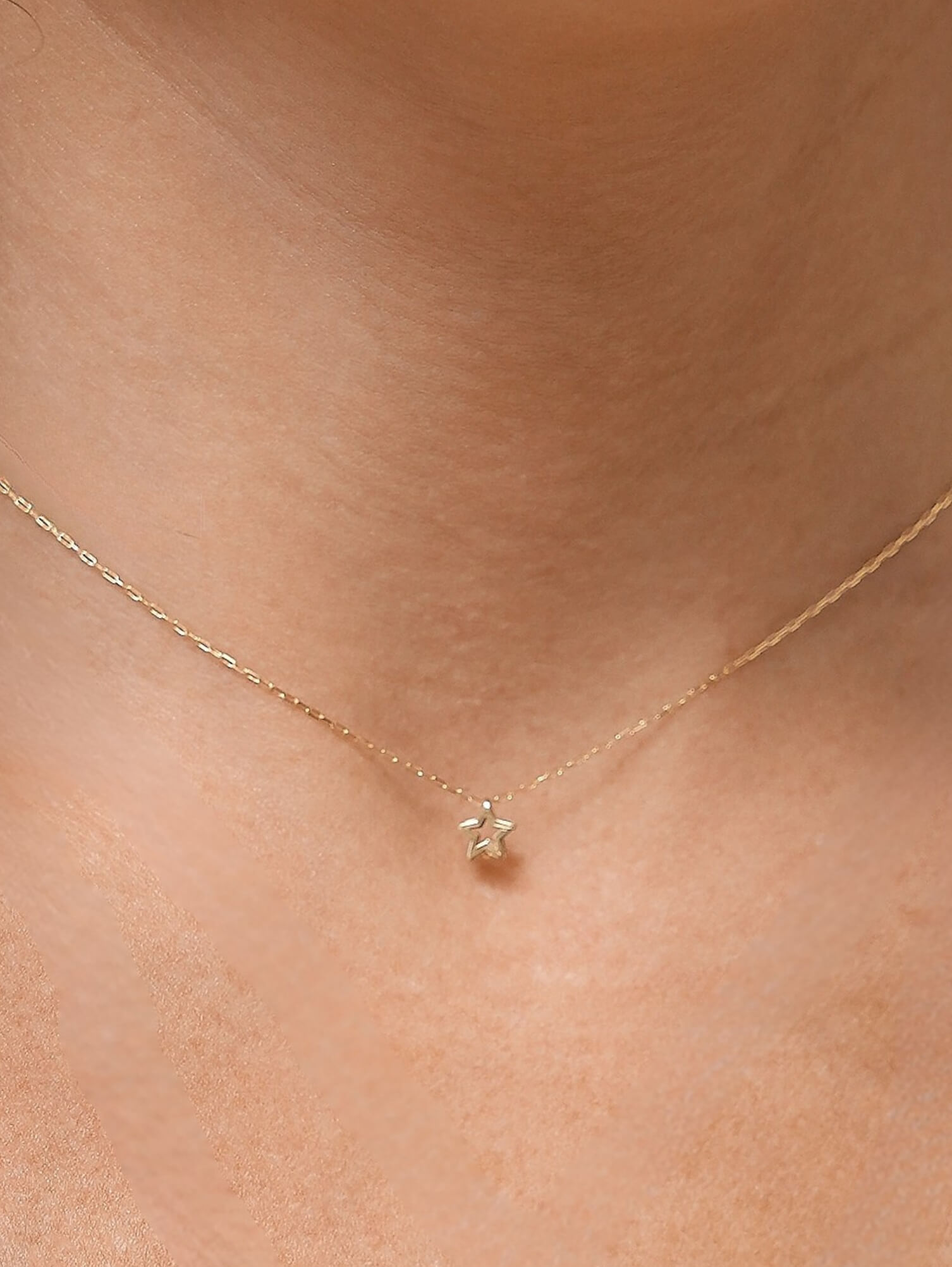 colar estrelinha 3D em ouro 18k no colo feminino, corrente delicada de 40 cm