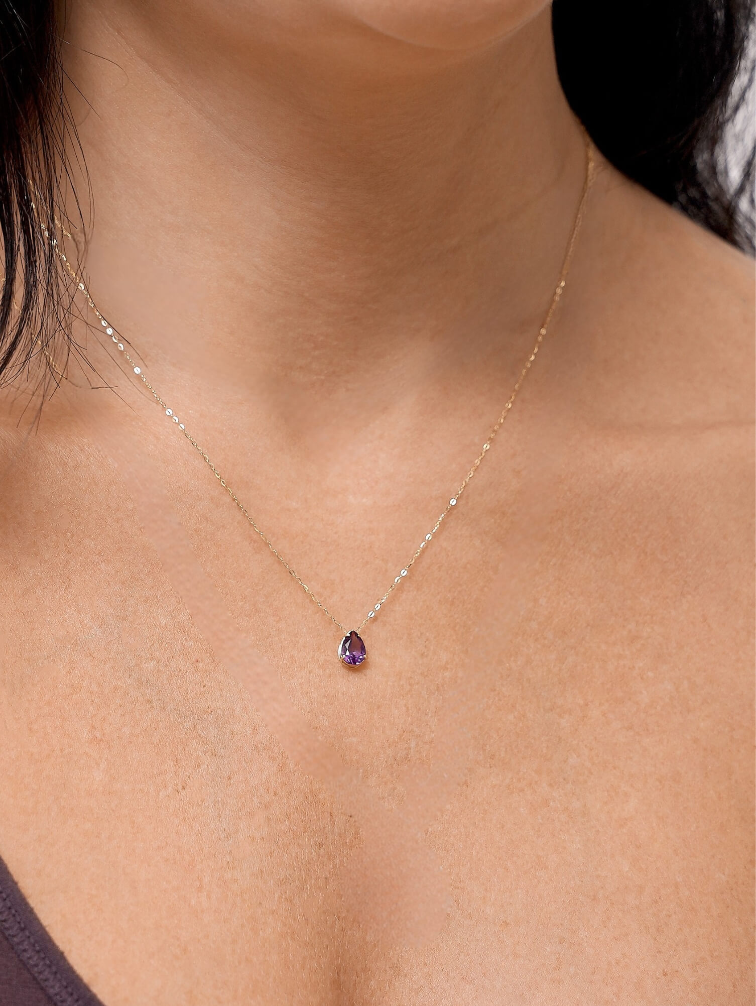 colar gotinha com ametista em ouro 18k no colo feminino, corrente delicada de 45 cm