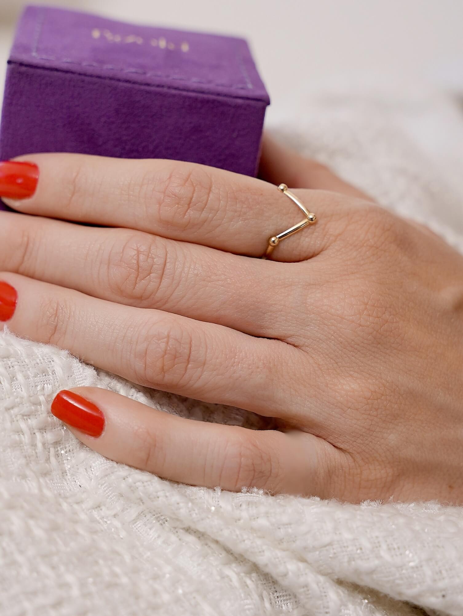 anel vértice minimalista em ouro 18k no dedo feminino