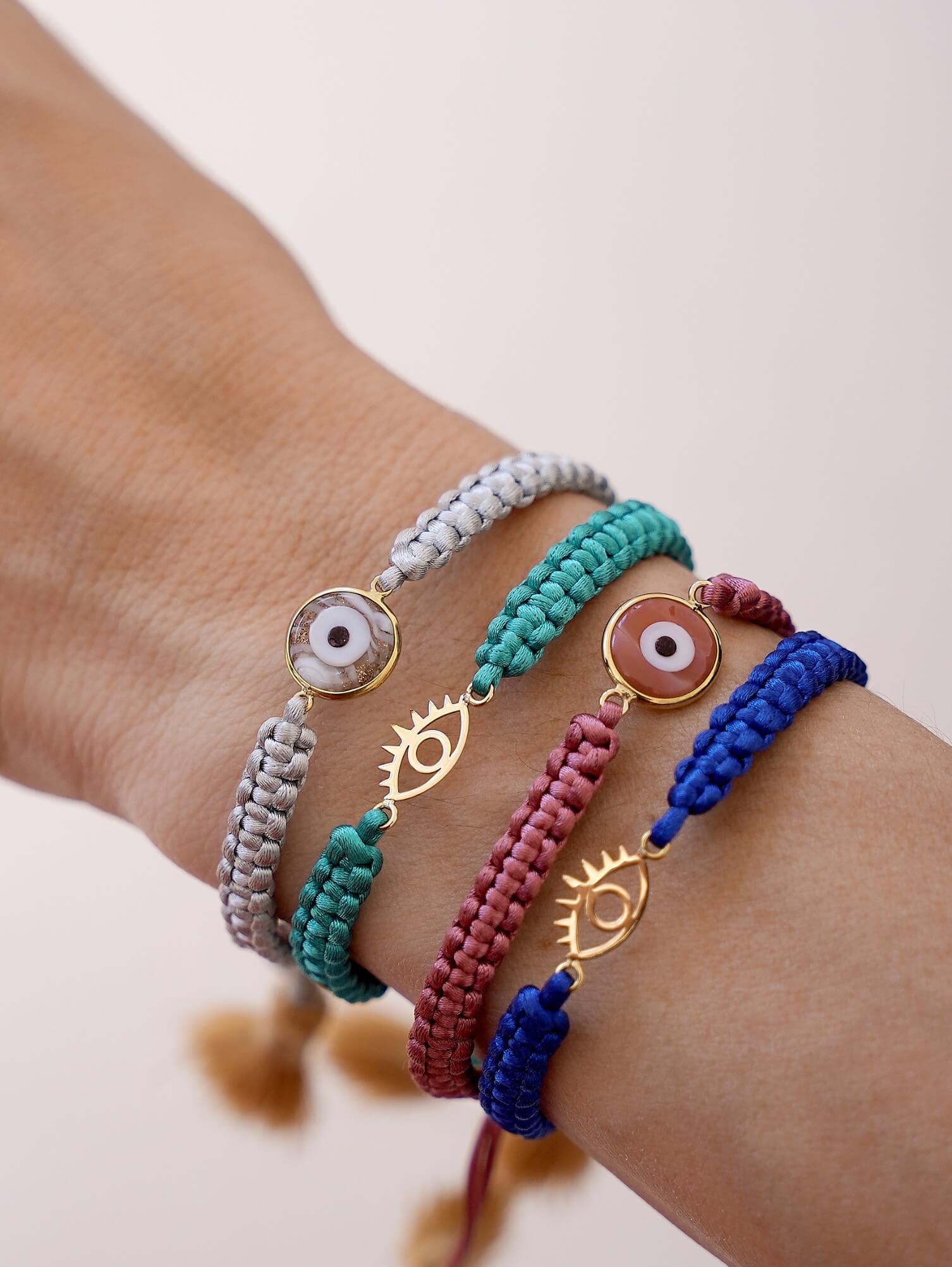 pulseira summer macramê colorida com detalhes em ouro 18k