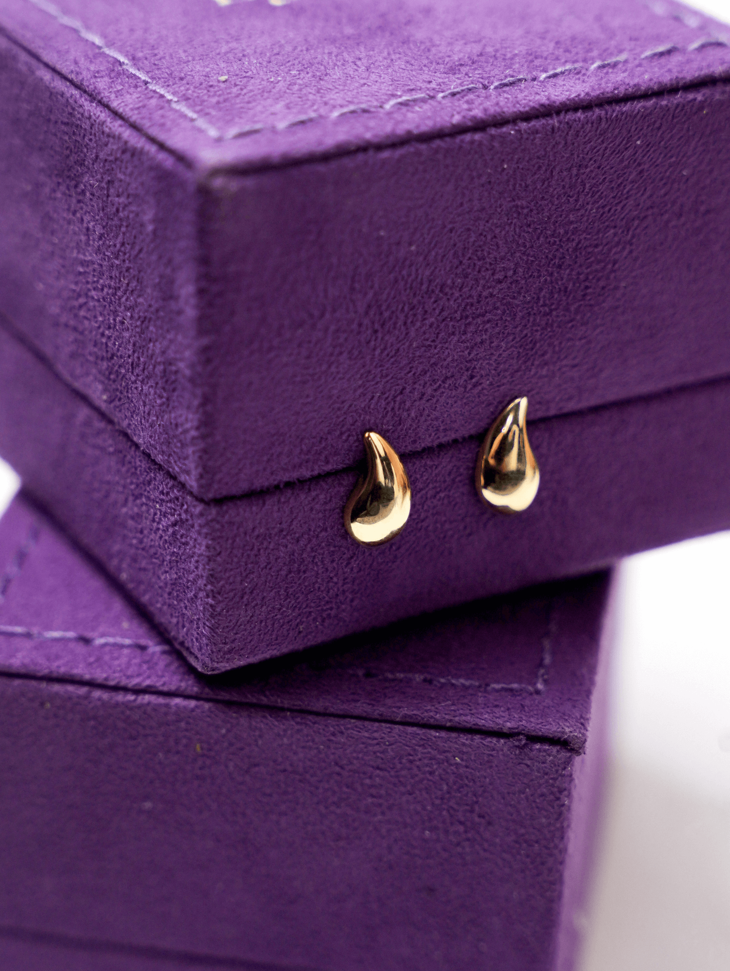 Brinco gota em ouro 18k com design orgânico e acabamento polido. Joia elegante e moderna da B Gold Joias.