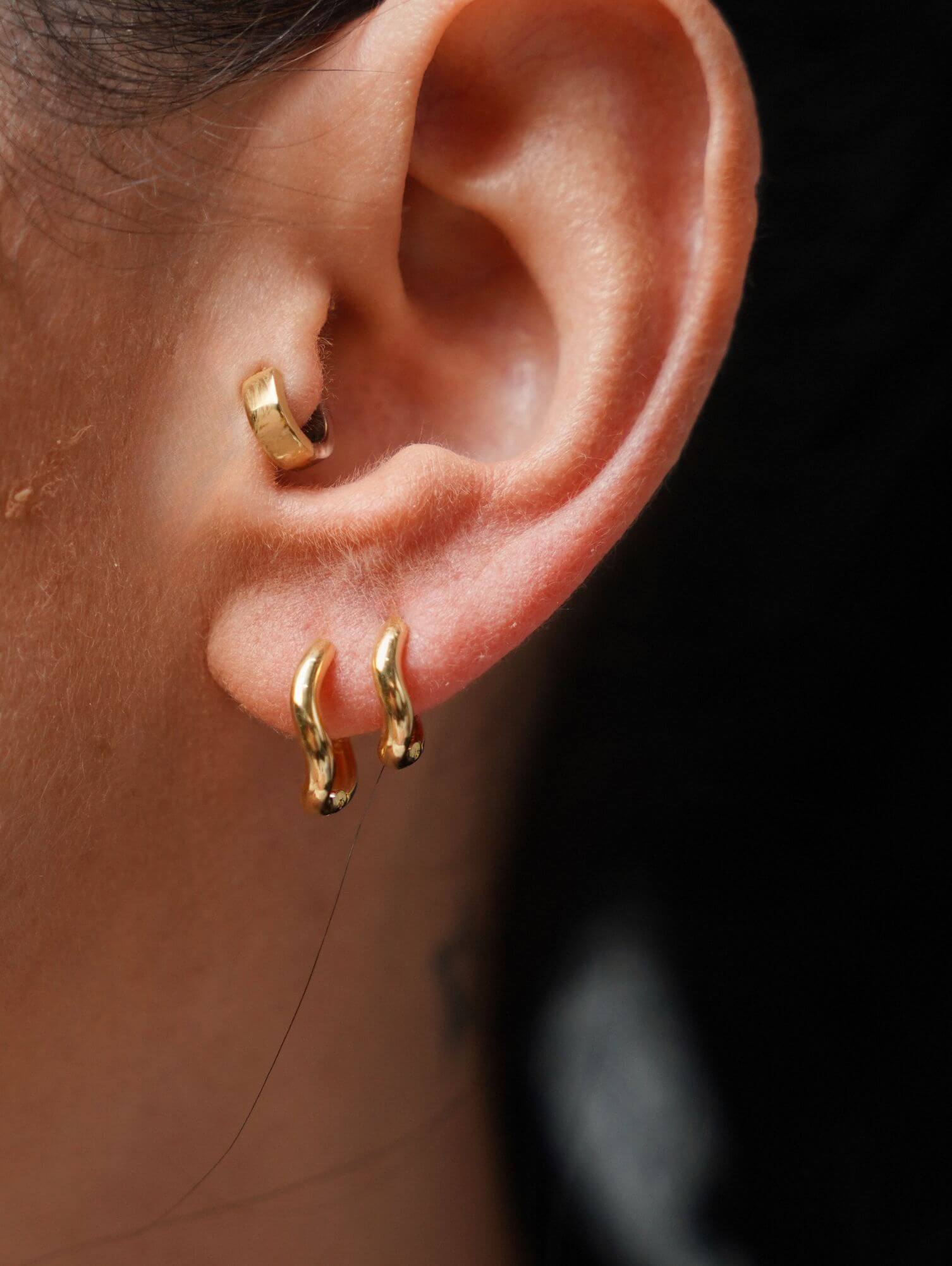 Argola ondulada em ouro 18k da B Gold Joias