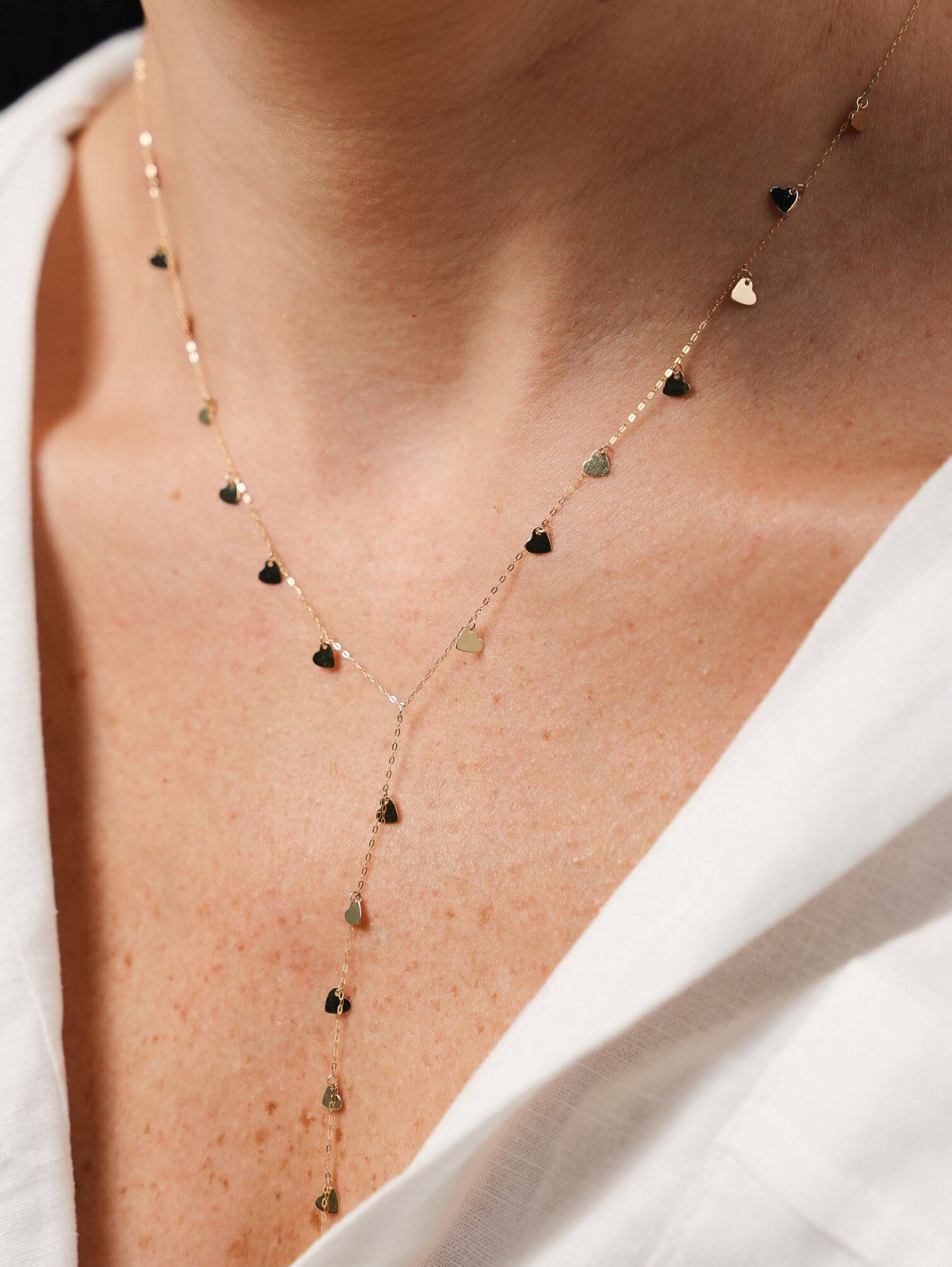 Colar gravatinha com corações flats em ouro 18k da B Gold Joias