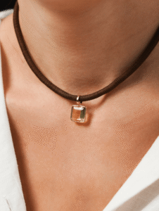 Pingente Elegance em ouro 18k com cravação inglesa e pedras naturais como ametista, citrino e esmeralda. Joia sofisticada da B Gold Joias.