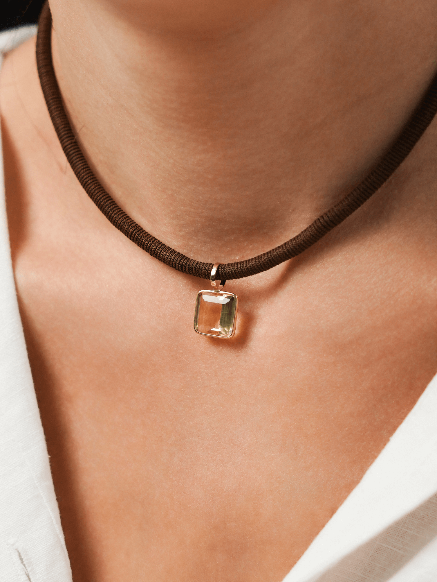 Pingente Elegance em ouro 18k com cravação inglesa e pedras naturais como ametista, citrino e esmeralda. Joia sofisticada da B Gold Joias.