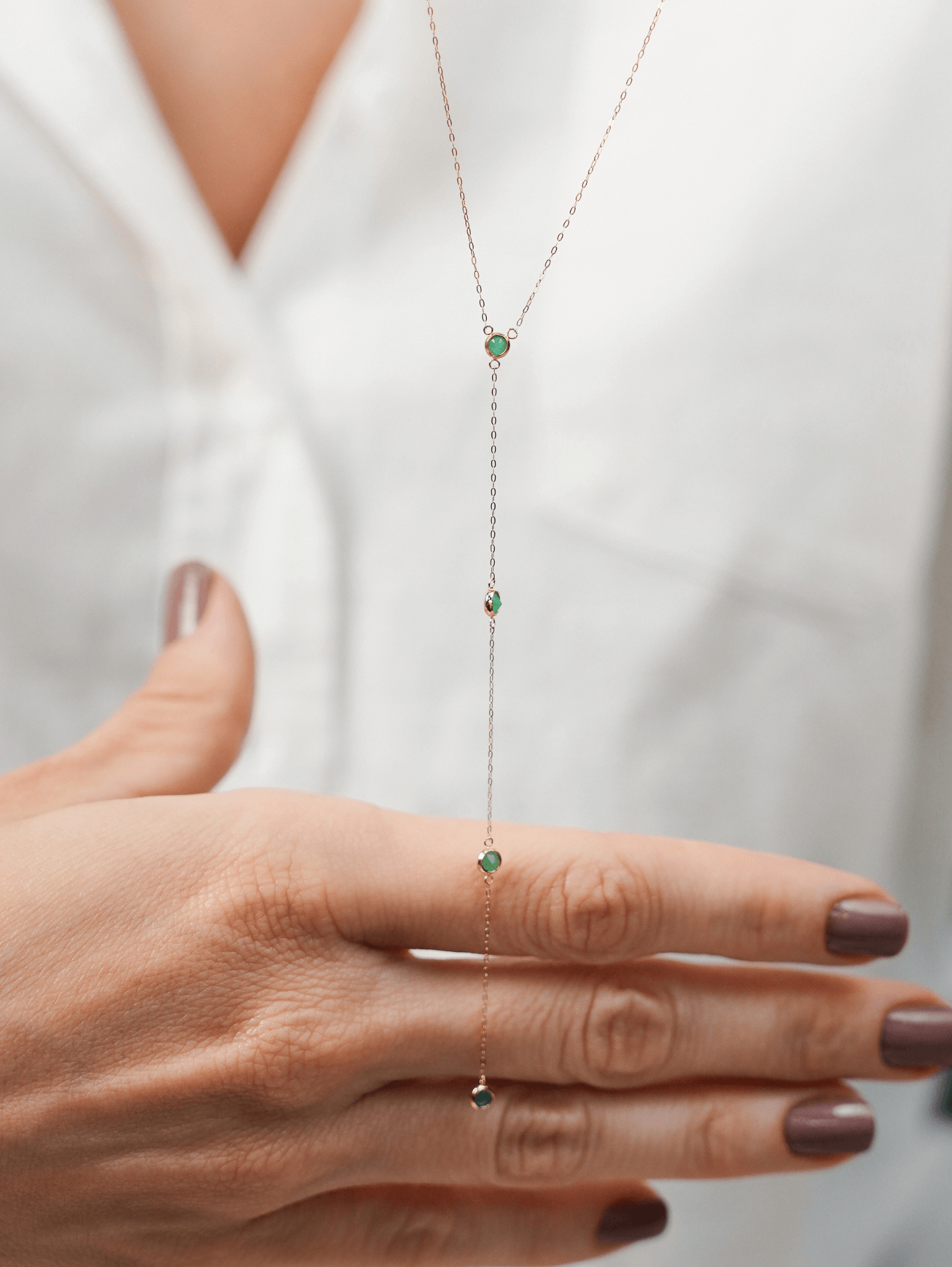 Colar gravatinha com esmeraldas naturais de 3 mm em ouro 18k da B Gold Joias