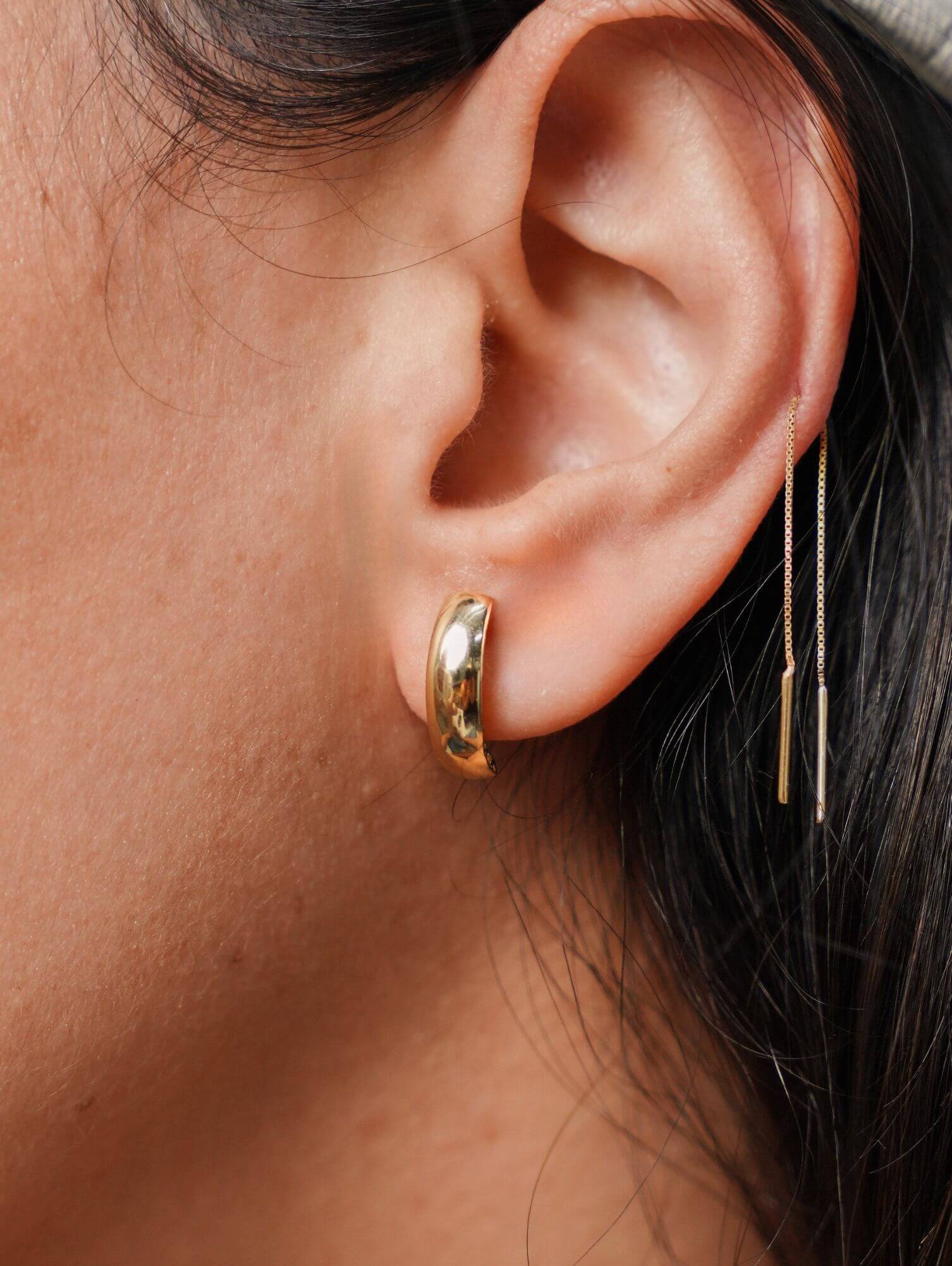 Brinco meia argola em ouro 18k da B Gold Joias