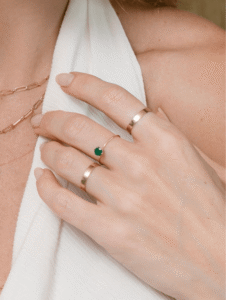 Anel chapa em ouro 18k minimalista e sofisticado