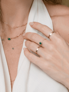 Anel chapa em ouro 18k minimalista e sofisticado