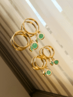 Argolinha ponto luz com esmeralda em ouro 18k delicada e elegante