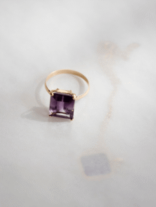 Anel Elegance em ouro 18k com pedra retangular ametista ou citrino