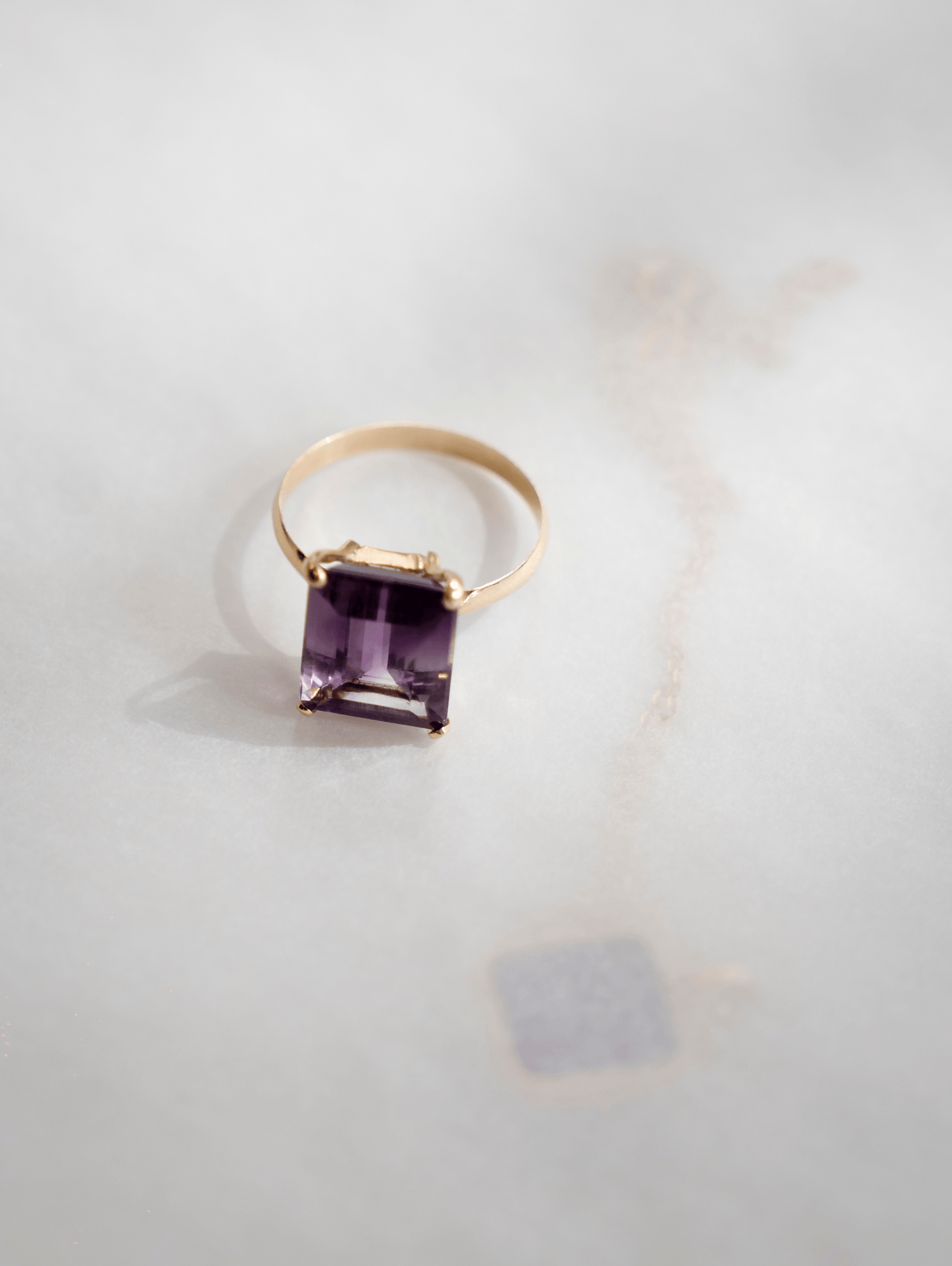 6 Anel Elegance em ouro 18k com pedra retangular ametista ou citrino