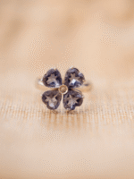 Anel Ouro Branco Trevo com Iolitas e Brilhante em Ouro 18k | B Gold Joias - Imagem 4
