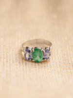 Anel em ouro branco 18k com esmeralda 6x8mm e tanzanitas 4x6mm