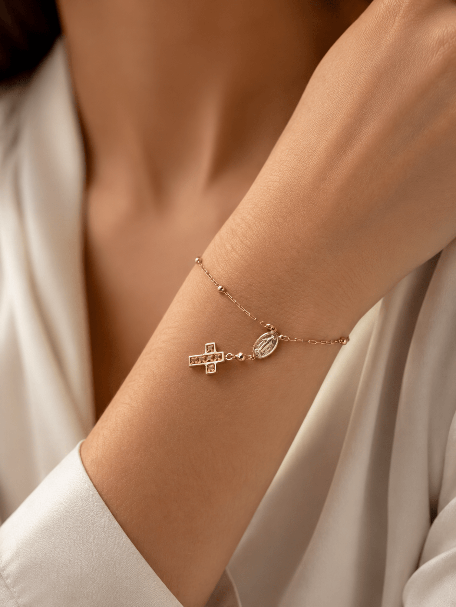 Pulseira de terço com Nossa Senhora Aparecida e cruz com citrinos em ouro 18k