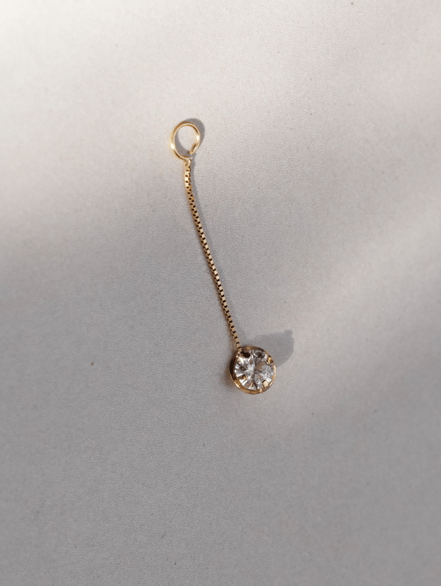 Fio avulso em ouro 18k com ponto de luz em moissanite de 4mm para acoplar em brincos
