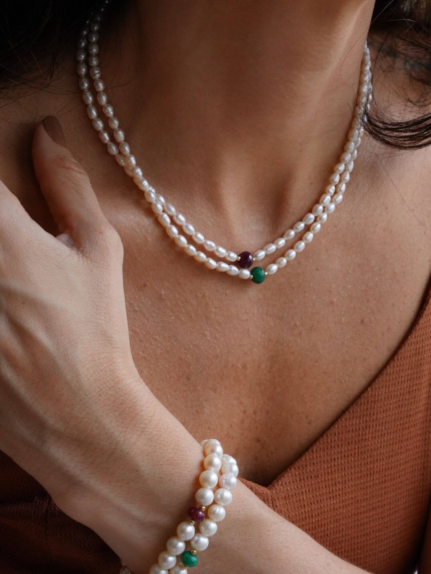 Conheça o Colar Pérola Natural com Esmeralda ou Rubi da B Gold Joias. Com 45cm, entremeios e fechamento em ouro 18k.